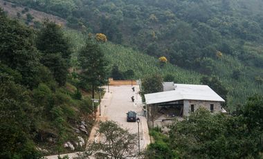 588 MT2 DE TIERRA CON MILES DE KM2 DE VISTA A PAISAJES INCREIBLES DE UN MAR DE NUBES Y VALLES.