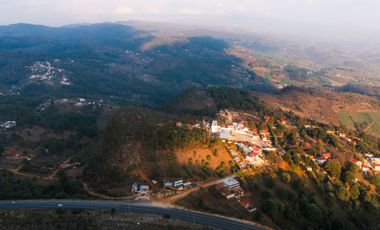 588 MT2 DE TIERRA CON MILES DE KM2 DE VISTA A PAISAJES INCREIBLES DE UN MAR DE NUBES Y VALLES.