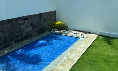 JURIQUILLA EN PRIVADA AMPLIA CASA CON ALBERCA $13,000,000 4  4  2   1  4  8  8  3  1  8