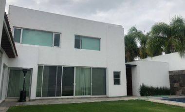 JURIQUILLA EN PRIVADA AMPLIA CASA CON ALBERCA $13,000,000 4  4  2   1  4  8  8  3  1  8