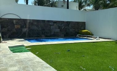JURIQUILLA EN PRIVADA AMPLIA CASA CON ALBERCA $13,000,000 4  4  2   1  4  8  8  3  1  8