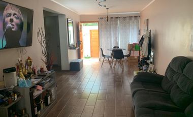 Casa remodelada 4D, 2 pisos, Barrio Residencial