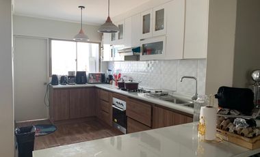 Casa remodelada 4D, 2 pisos, Barrio Residencial