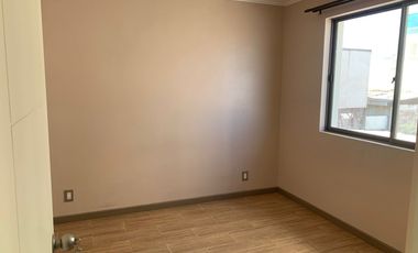 Casa remodelada 4D, 2 pisos, Barrio Residencial