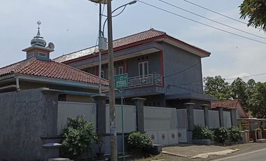 Rumah kantor 7 kamar tidur 2 gudang lokasi strategis Indramayu
