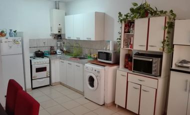 DEPTO 2 AMBIENTES 1ER PISO FRENTE,  1 DORMITORIO COCINA COMEDOR BAÑO, MUY BUEN ESTADO GENERAL.