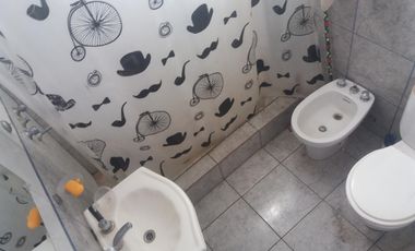 DEPTO 2 AMBIENTES 1ER PISO FRENTE,  1 DORMITORIO COCINA COMEDOR BAÑO, MUY BUEN ESTADO GENERAL.
