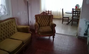 CASADE 3 AMBIENTES EN PLANTA ALTA,ENTRADA DE AUTO Y FONDO LIBRE.