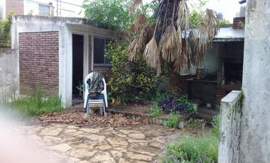 CASADE 3 AMBIENTES EN PLANTA ALTA,ENTRADA DE AUTO Y FONDO LIBRE.