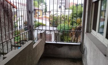 CASADE 3 AMBIENTES EN PLANTA ALTA,ENTRADA DE AUTO Y FONDO LIBRE.