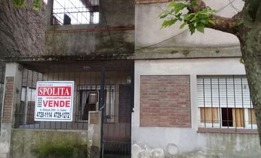 CASADE 3 AMBIENTES EN PLANTA ALTA,ENTRADA DE AUTO Y FONDO LIBRE.