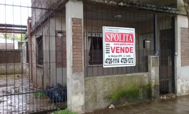 CASADE 3 AMBIENTES EN PLANTA ALTA,ENTRADA DE AUTO Y FONDO LIBRE.