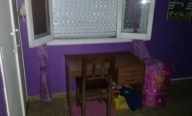 CASADE 3 AMBIENTES EN PLANTA ALTA,ENTRADA DE AUTO Y FONDO LIBRE.