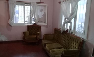 CASADE 3 AMBIENTES EN PLANTA ALTA,ENTRADA DE AUTO Y FONDO LIBRE.