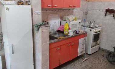 CASADE 3 AMBIENTES EN PLANTA ALTA,ENTRADA DE AUTO Y FONDO LIBRE.