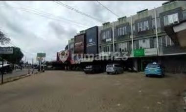 Ruko 3 Lantai, Letak Strategis, Parkir Luas dan Dekat Pusat Keramaian