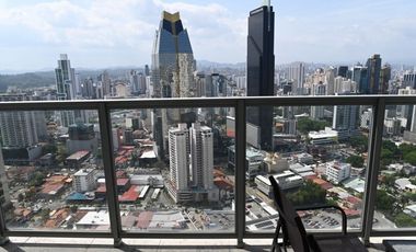 Se alquila apartamento en Av. Balboa, piso 42. (AA)