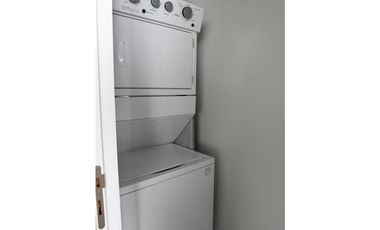 Se alquila apartamento en Av. Balboa, piso 42. (AA)