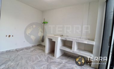 VENTA Casa  con Terreno Excedente, Amplia y Equipada en Cto Monarca, Fracc.  Alt
