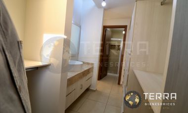 VENTA Casa  con Terreno Excedente, Amplia y Equipada en Cto Monarca, Fracc.  Alt