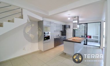 VENTA Casa  con Terreno Excedente, Amplia y Equipada en Cto Monarca, Fracc.  Alt