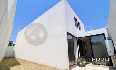 VENTA Casa  con Terreno Excedente, Amplia y Equipada en Cto Monarca, Fracc.  Alt