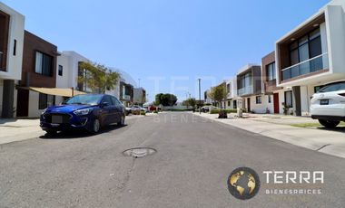 VENTA Casa  con Terreno Excedente, Amplia y Equipada en Cto Monarca, Fracc.  Alt
