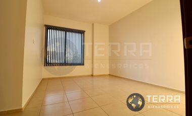 VENTA Casa  con Terreno Excedente, Amplia y Equipada en Cto Monarca, Fracc.  Alt