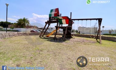 VENTA Casa  con Terreno Excedente, Amplia y Equipada en Cto Monarca, Fracc.  Alt