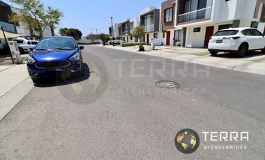 VENTA Casa  con Terreno Excedente, Amplia y Equipada en Cto Monarca, Fracc.  Alt