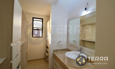 VENTA Casa  con Terreno Excedente, Amplia y Equipada en Cto Monarca, Fracc.  Alt