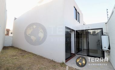 VENTA Casa  con Terreno Excedente, Amplia y Equipada en Cto Monarca, Fracc.  Alt