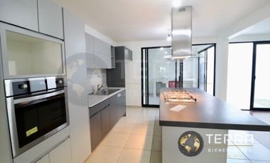 VENTA Casa  con Terreno Excedente, Amplia y Equipada en Cto Monarca, Fracc.  Alt