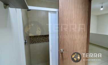 VENTA Casa  con Terreno Excedente, Amplia y Equipada en Cto Monarca, Fracc.  Alt