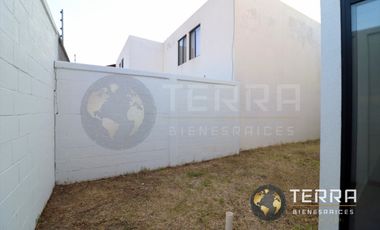 VENTA Casa  con Terreno Excedente, Amplia y Equipada en Cto Monarca, Fracc.  Alt