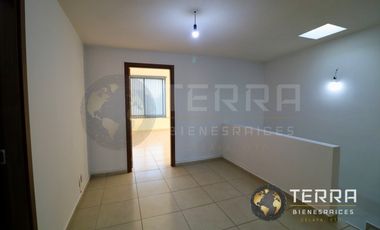 VENTA Casa  con Terreno Excedente, Amplia y Equipada en Cto Monarca, Fracc.  Alt