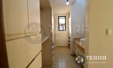 VENTA Casa  con Terreno Excedente, Amplia y Equipada en Cto Monarca, Fracc.  Alt