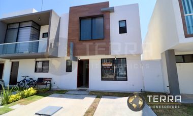 VENTA Casa  con Terreno Excedente, Amplia y Equipada en Cto Monarca, Fracc.  Alt