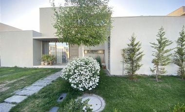 Casa en Arriendo en Vendo o arriendo hermosa casa mediterranea en Condominio Quinta Linderos, Buin