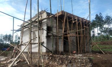 Villa 2 Lantai Asri dan Nyaman di Puncak View Gunung Gede Pangrango dan Cianjur City Light Harga Cuma 400 juta-an.