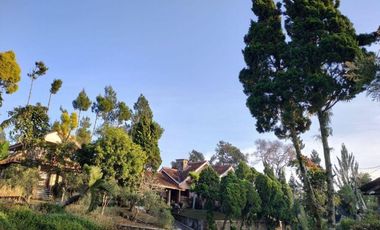 Villa 2 Lantai Asri dan Nyaman di Puncak View Gunung Gede Pangrango dan Cianjur City Light Harga Cuma 400 juta-an.