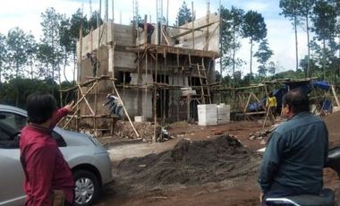 Villa 2 Lantai Asri dan Nyaman di Puncak View Gunung Gede Pangrango dan Cianjur City Light Harga Cuma 400 juta-an.