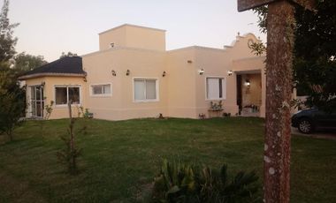 Casa en venta - 2 Dormitorios 2 Baños - Cochera - 684Mts2 - Florencio Varela
