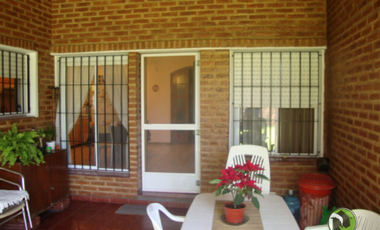 EXCELENTE CASA EN VENTA - QUILMES.