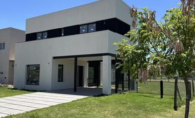 Casa en venta 4 ambientes en Pilar del Este
