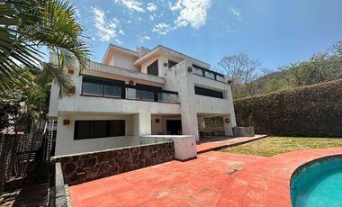 CASA EN VENTA EN FRACCIONAMIENTO CLUB DE GOLF HACIENDA SAN GASPAR EN JIUTEPEC.