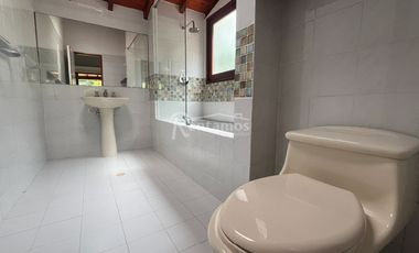 casa en arriendo en loma de las brujas. Cod A776873