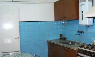 Inmueble en block. 2 departamentos y lote