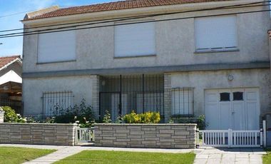 Inmueble en block. 2 departamentos y lote