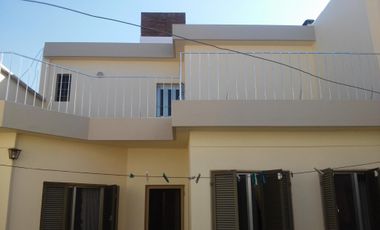 EXCELENTE CASA EN DOS PLANTAS DE TRES AMBIENTES (APTA CREDITO)